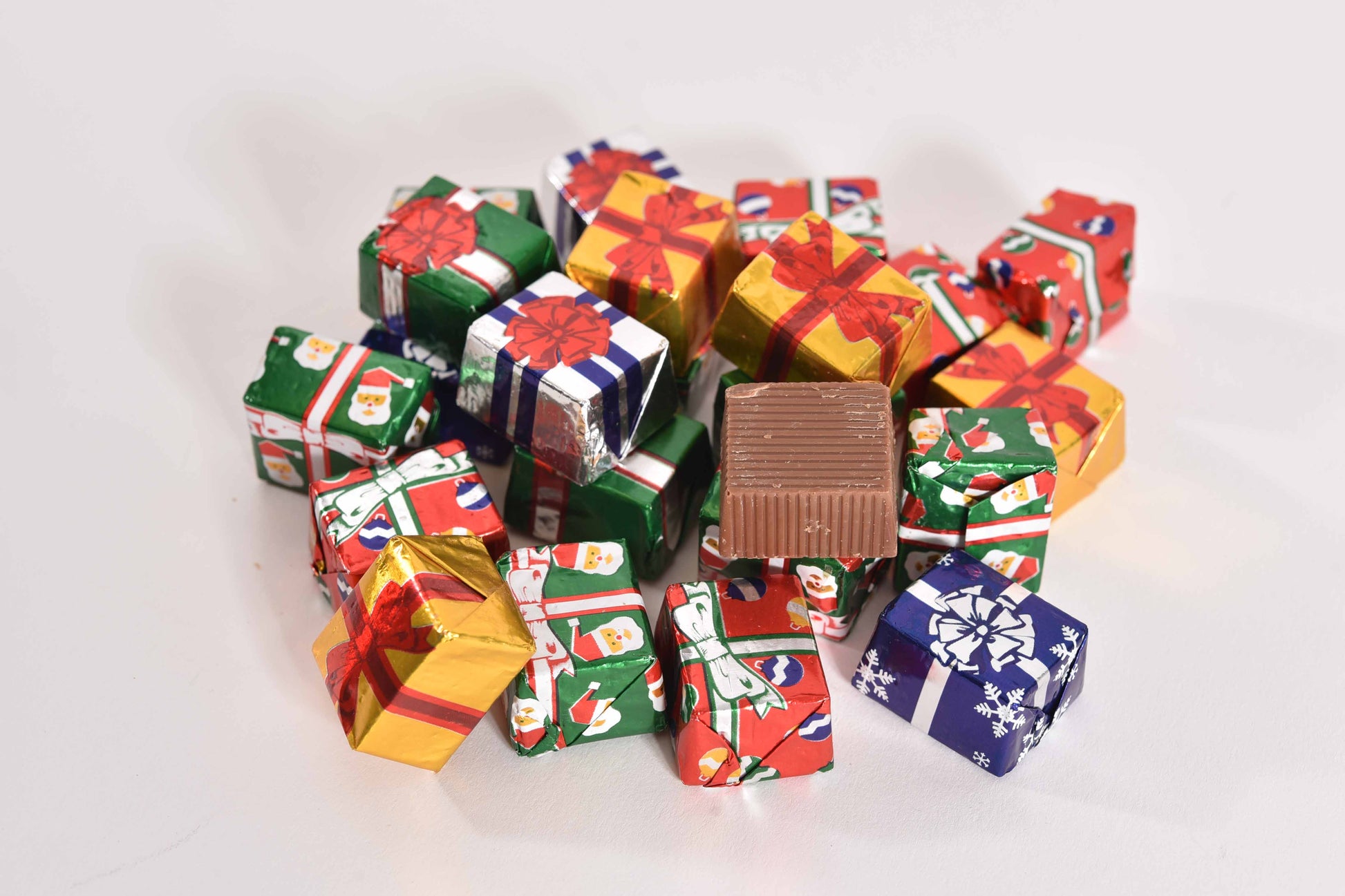 Mesh Bag Milk Chocolate Foil Presents (2oz) - Conrad's Confectionery