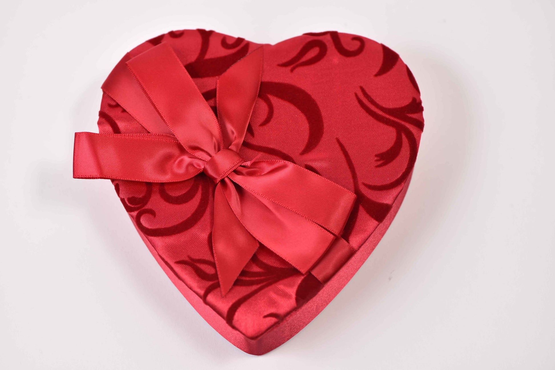 17 Piece Milk and Dark Chocolate Valentine's Day Assortment in Heart Shaped Ivy Decorated Box - Conrad's Confectionery